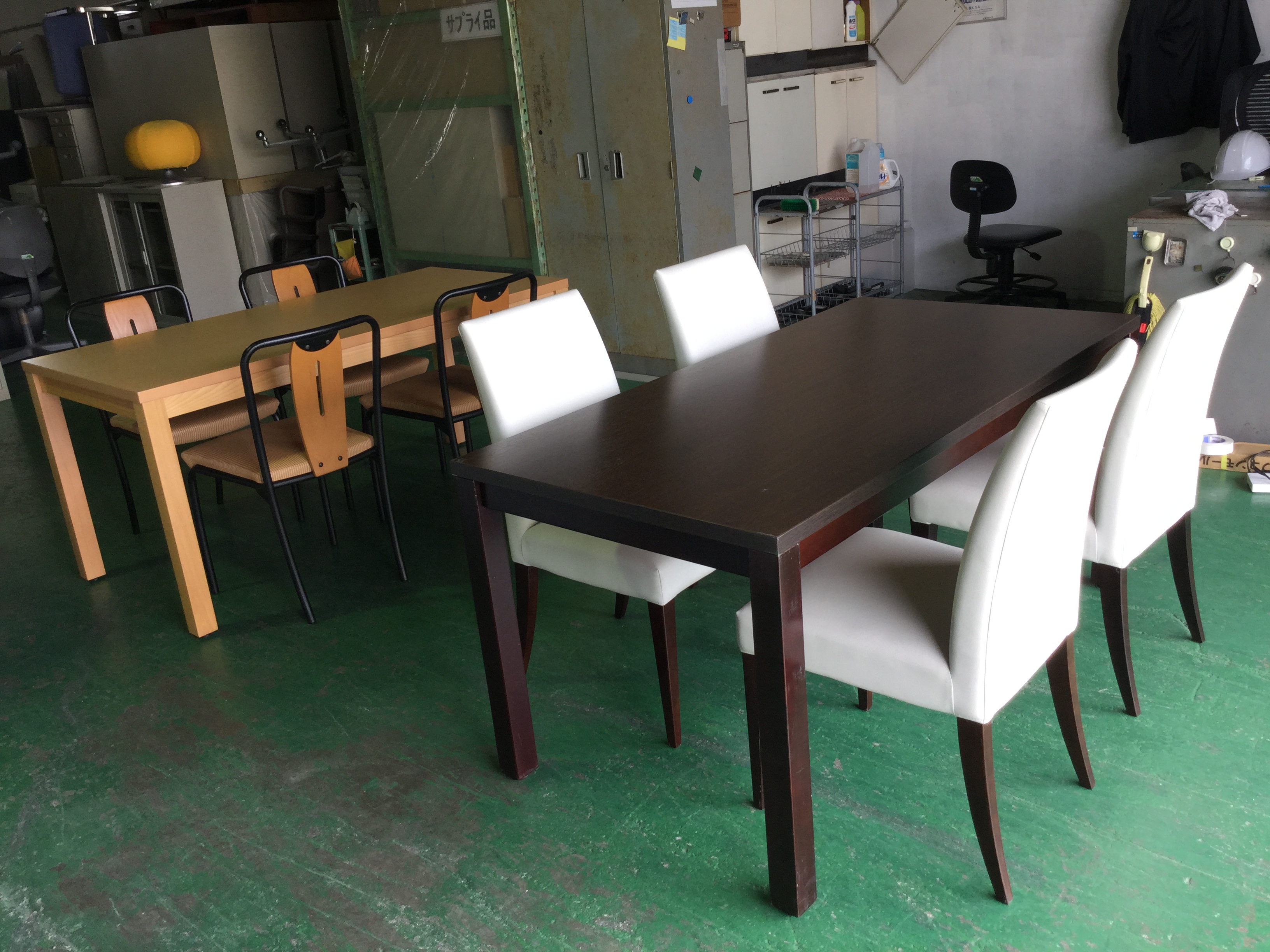 中古オフィス家具の木製テーブル＆椅子のご案内(ﾉ∇≦*)