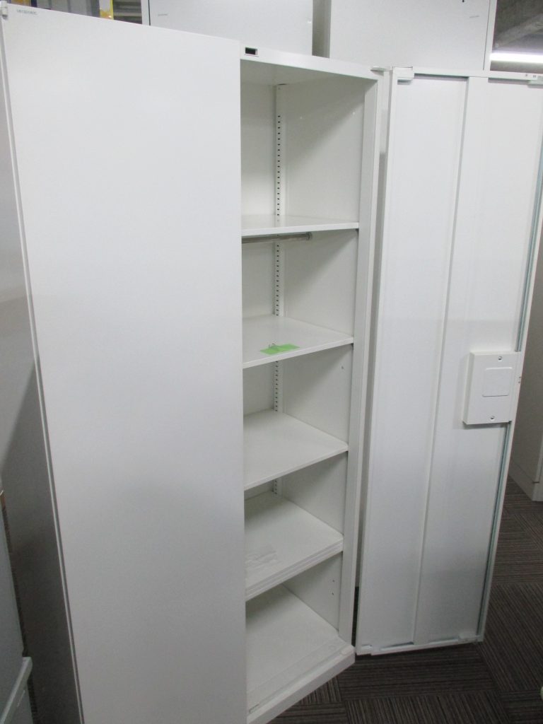 収納抜群☆物置としても使いやすい《両開き書庫》