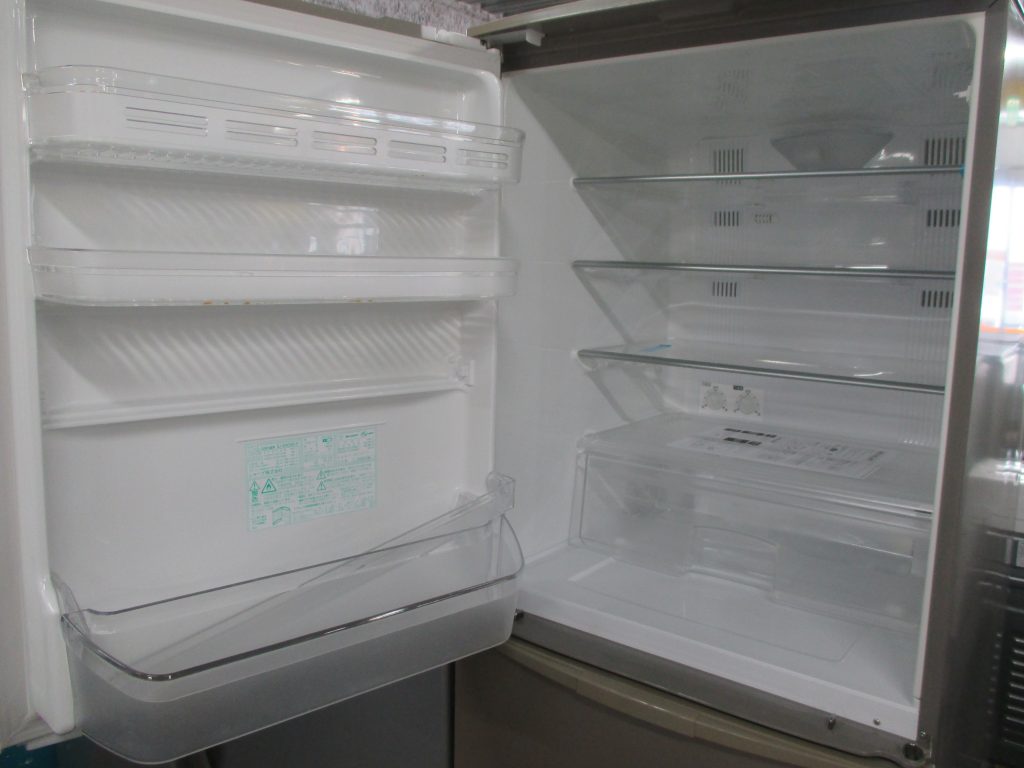 中古３ドア冷蔵庫３００Ｌの中身