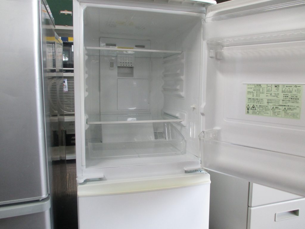 中古2ドア冷蔵庫135Lの中身